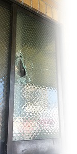 空き巣被害により割られたガラス
