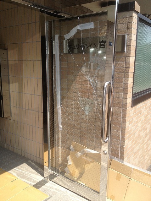 ガラスが割れたマンションエントランスドア