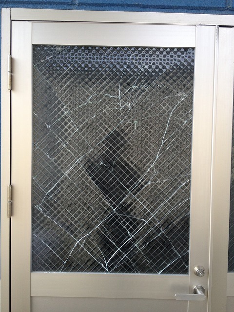 ガラスが割れた勝手口ドア