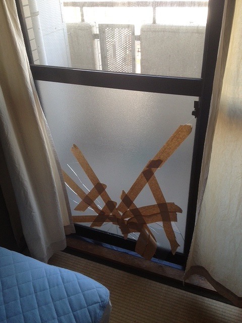 ガラスが割れた掃き出し窓