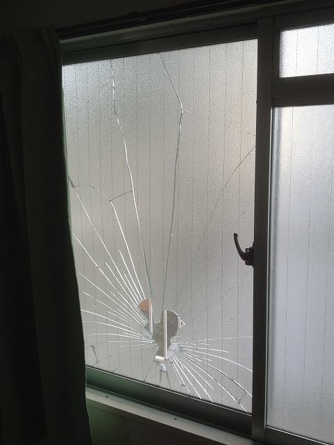 ガラスが割れた腰高窓